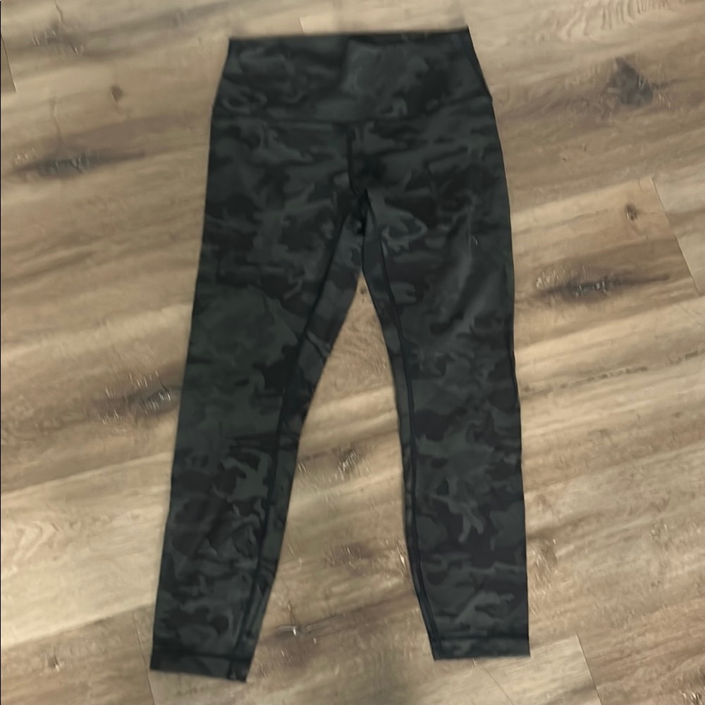 Lululemon Athletica Black and Gray Leggings with Camouflage Pattern